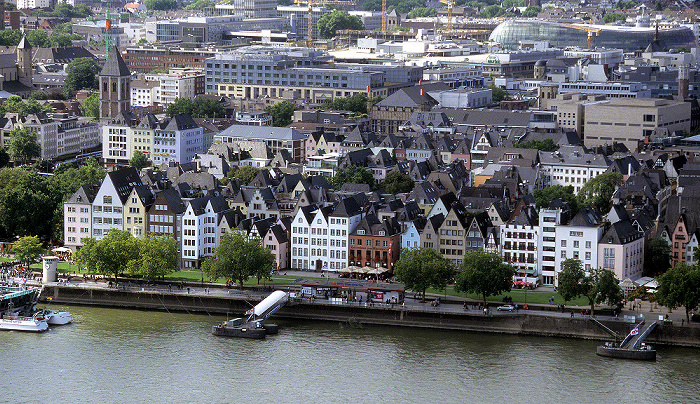 Blick vom KölnTriangle: Altstadt, Rheingarten, Rheinufer, Rhein Köln