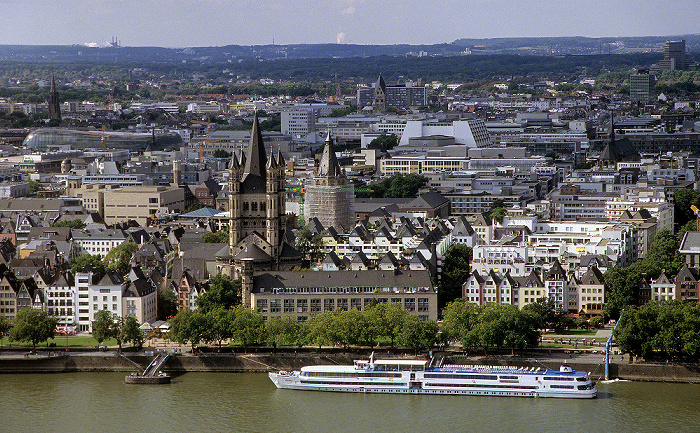 Blick vom KölnTriangle: Altstadt mit Groß St. Martin und Kölner Rathaus Rheingarten