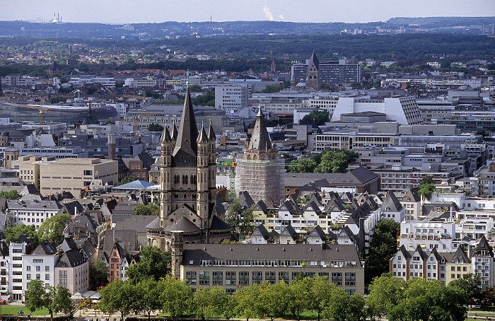 Blick vom KölnTriangle: Altstadt mit Groß St. Martin und Kölner Rathaus Köln