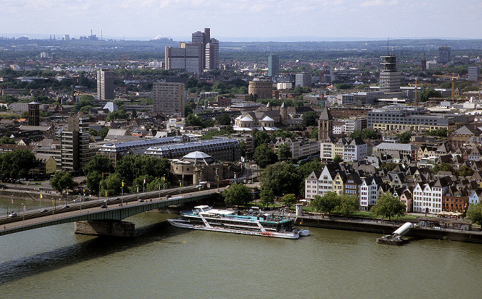 Blick vom KölnTriangle: Deutzer Brücke, Rhein, Altstadt Hotel im Wasserturm St. Maria im Kapitol