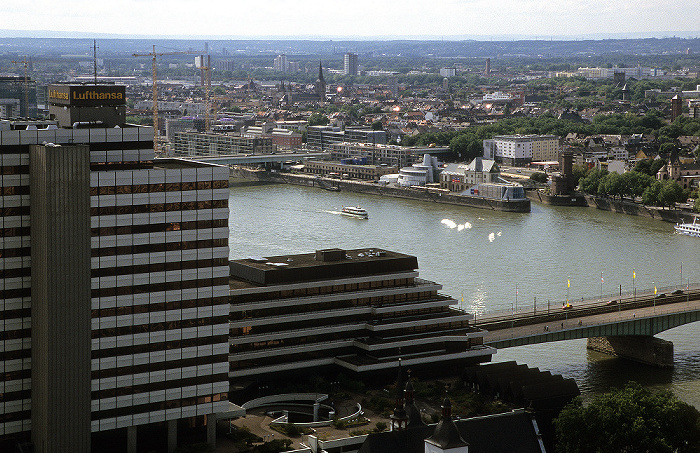 Blick vom KölnTriangle: Ehem. Lufthansa-Zentrale, Deutzer Brücke, Rhein Köln