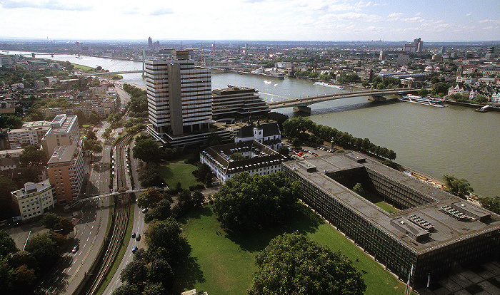 Blick vom KölnTriangle: Deutz, Rhein, Südstadt Köln