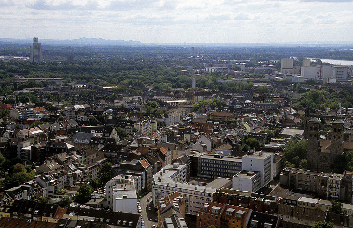 Blick vom KölnTriangle: Deutz