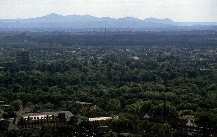 Blick vom KölnTriangle: Siebengebirge