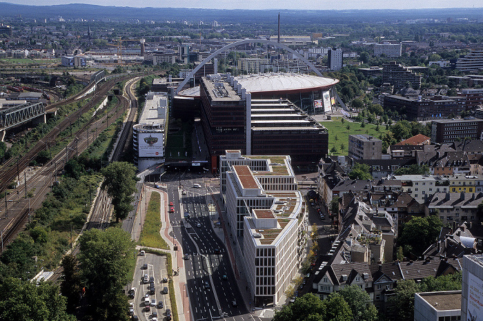 Blick vom KölnTriangle: Kölnarena (Lanxess Arena), davor das Technische Rathaus Opladener Straße Technisches Rathaus