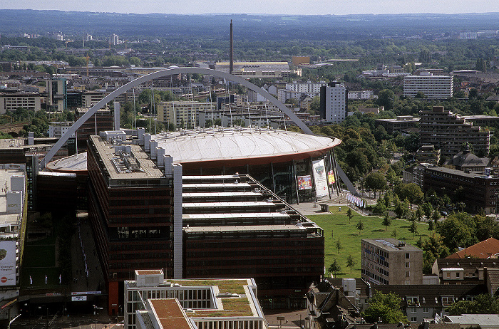 Blick vom KölnTriangle: Kölnarena (Lanxess Arena), davor das Technische Rathaus Köln