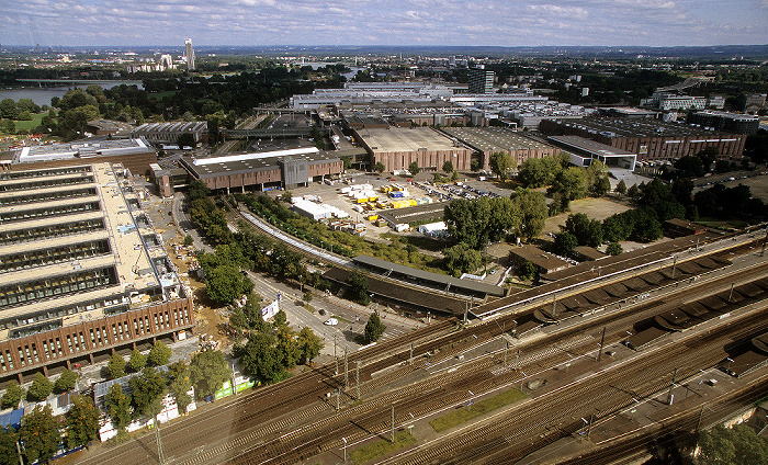 Blick vom KölnTriangle: koelnmesse Bahnhof Köln Messe/Deutz Colonia-Haus Mülheimer Brücke Rheinhallen Zoobrücke