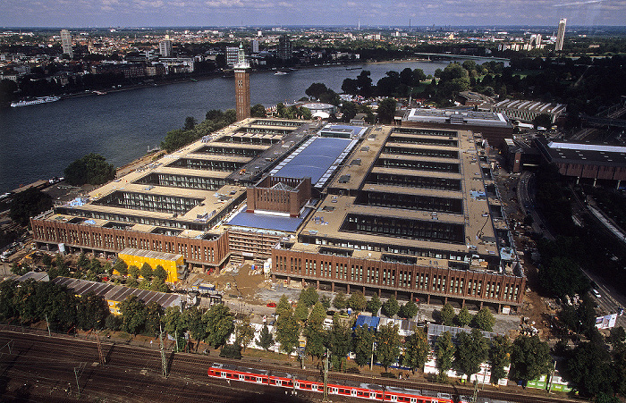 Blick vom KölnTriangle: Rheinhallen (bis 2005 koelnmesse, ab 2009 RTL), Messeturm Colonia-Haus Zoobrücke