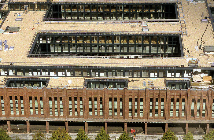 Blick vom KölnTriangle: Rheinhallen (bis 2005 koelnmesse, ab 2009 RTL) Köln