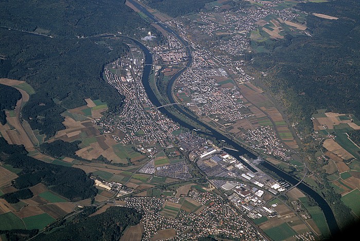 Bayern - Landkreis Kelheim: Kelheim, Zusammenfluss von Donau (links) und Altmühl (Main-Donau-Kanal) Luftbild aerial photo