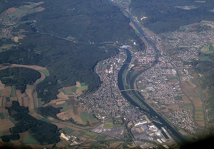 Bayern - Landkreis Kelheim: Kelheim, Zusammenfluss von Donau (links) und Altmühl (Main-Donau-Kanal) Weltenburg Luftbild aerial photo