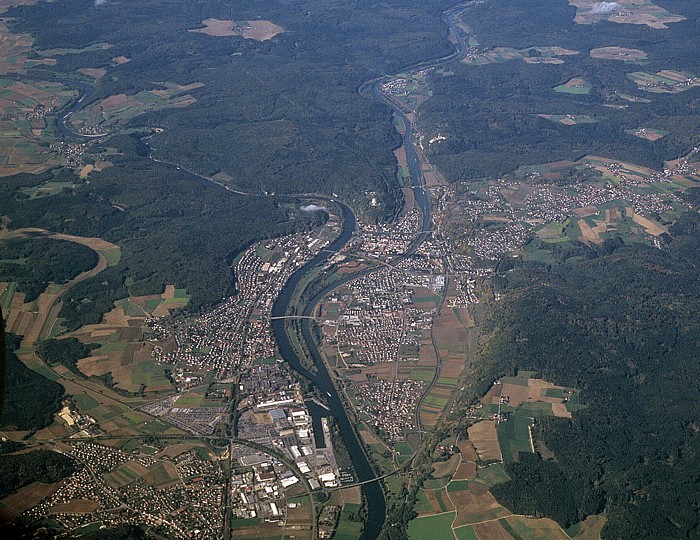 Bayern - Landkreis Kelheim: Kelheim, Zusammenfluss von Donau (links) und Altmühl (Main-Donau-Kanal) Weltenburg Luftbild aerial photo