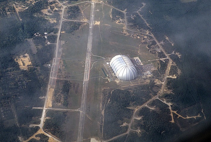 Brandenburg - Landkreis Dahme-Spreewald: Tropical Islands (ehem. Cargolifter-Werfthalle Aerium) Briesen-Brand Ehem. Militärflugplatz Brand/Briesen Luftbild aerial photo