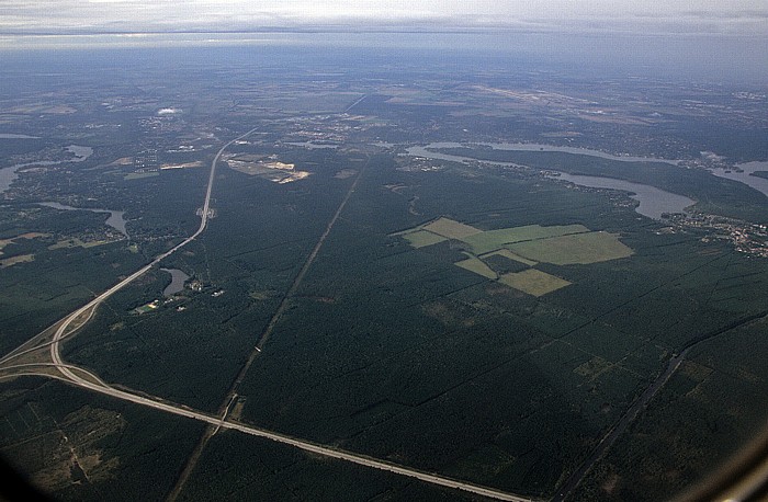 Brandenburg - Landkreis Dahme-Spreewald: Bundesautobahn A 10 (Berliner Ring, links und unten) Königs Wusterhausen Krossinsee Krüpelsee Zernsdorfer Lankensee Zeuthener See Luftbild aerial photo