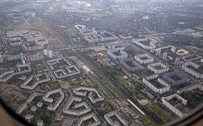 Berlin Bezirk Lichtenberg: Wartenberg (unten), Neu-Hohenschönhausen Bahnhof Berlin-Hohenschönhausen Falkenberger Chaussee S-Bahnhof Gehrenseestraße S-Bahnhof Wartenberg Luftbild aerial photo