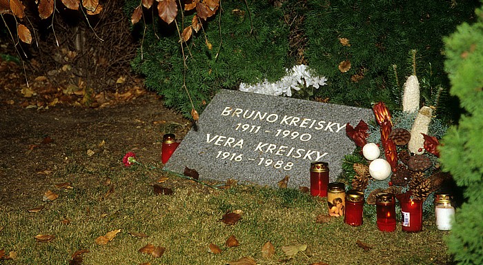 Wiener Zentralfriedhof: Ehrengrab von Bruno und Vera Kreisky Wien