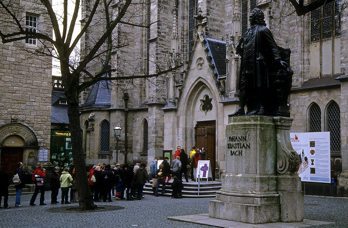 Leipzig Thomaskirchhof mit Johann-Sebastian-Bach-Denkmal, Thomaskirche