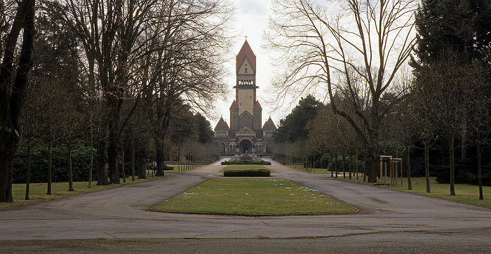 Leipzig Südfriedhof: Zentralgebäude mit Begräbniskapellen, Glockenturm und Krematorium