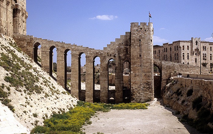 Zitadellenhügel: Graben, Festungshang (Glacis) Aleppo