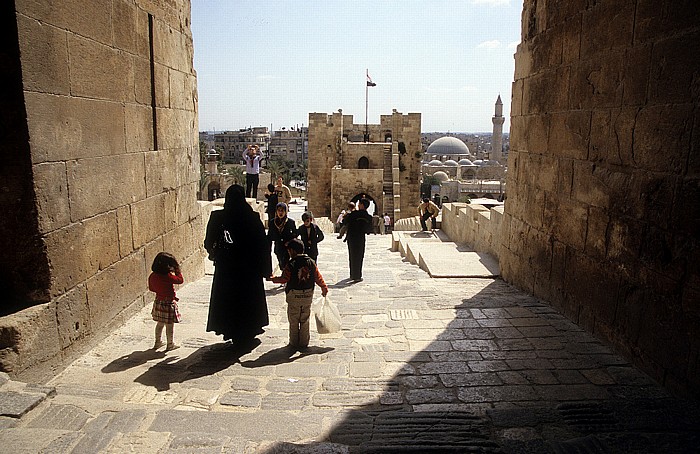 Aleppo Zitadelle: Blick aus dem Torbau auf Brückenzugang und  Unteren Torbau (Brückenturm) Altstadt Khosrowiya-Moschee