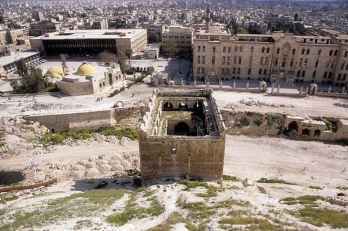 Aleppo Blick von der Zitadelle: Festungshang, Bastion, Graben Altstadt