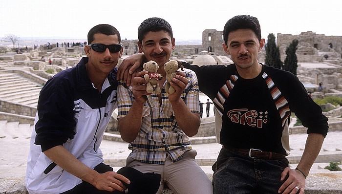 Zitadelle: Teddine und Teddy mit einheimischen Freunden Aleppo