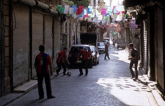 Altstadt: In Gasse Fußball-spielende Jugendliche Aleppo