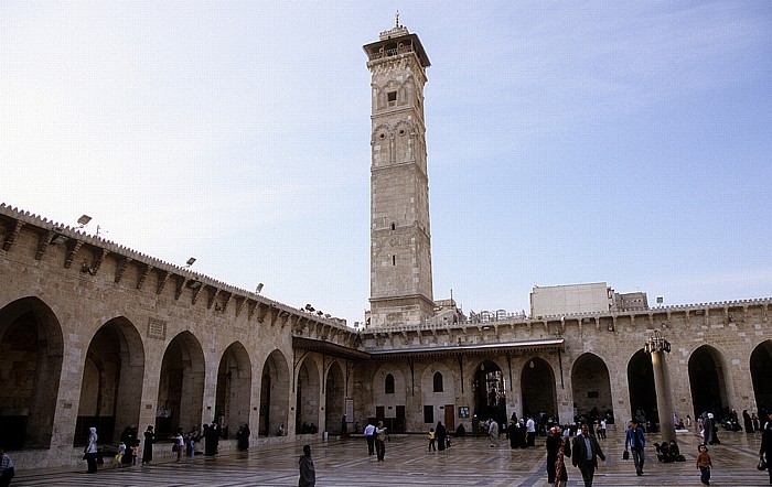Aleppo Altstadt: Minarett und Innenhof der Omayyaden-Moschee (Al-Dschami' al-Kabir)