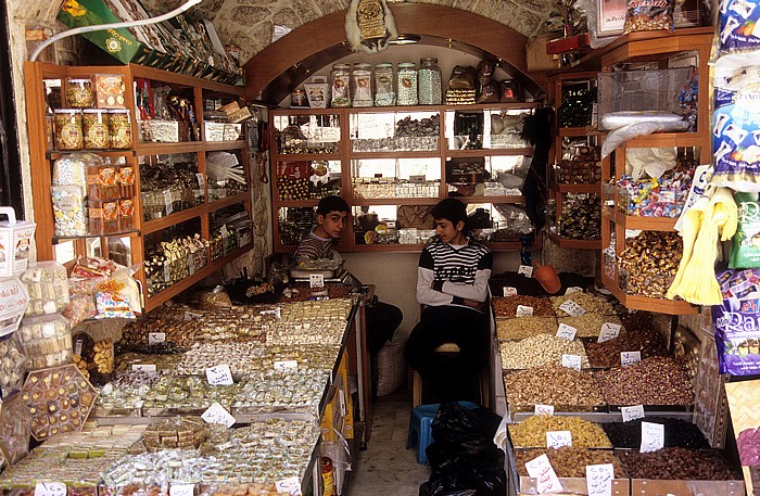 Altstadt: Suq (Souk): Verkaufsstand für Nüsse und Süßwaren Aleppo