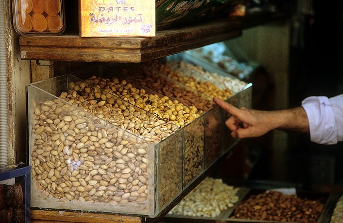 Aleppo Altstadt: Suq (Souk): Verkaufsstand für Nüsse und Süßwaren