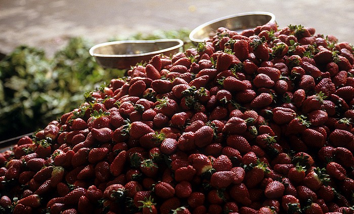 Altstadt: Suq (Souk): Frische Erdbeeren auf mobilem Verkaufswagen Aleppo