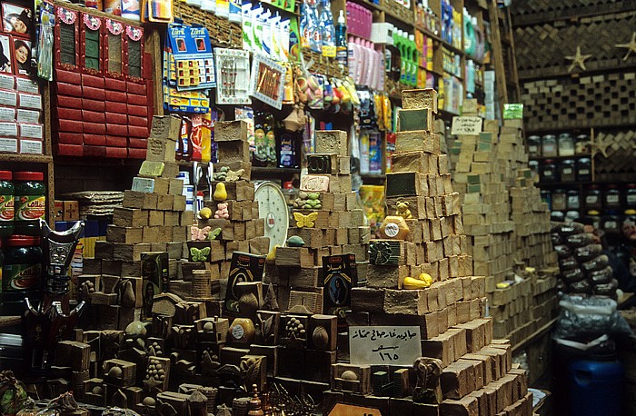 Aleppo Altstadt: Suq (Souk): Verkaufsstand für Seife und andere Dinge