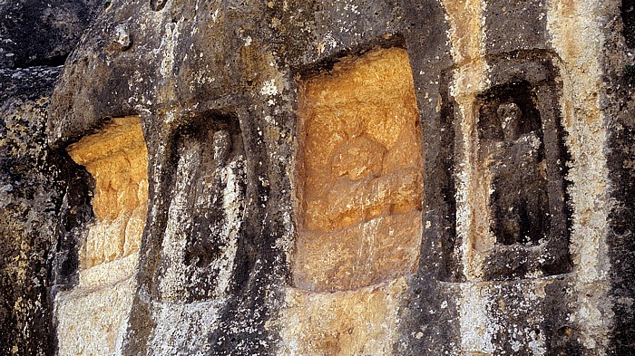 Die Toten Städte: Felswand mit Totenreliefs Qatura