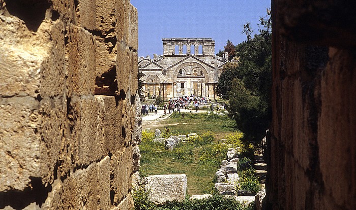 Qalaat Seman Die Toten Städte: Simeonskloster: Blick vom Baptisterium zur Pilgerkirche