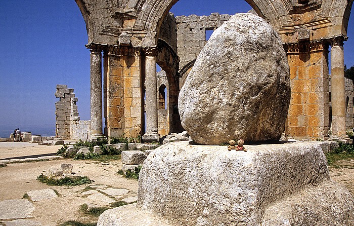 Qalaat Seman Die Toten Städte: Simeonskloster: Pilgerkirche: Oktogonalhof mit der Säulenbasis: Teddy und Teddine