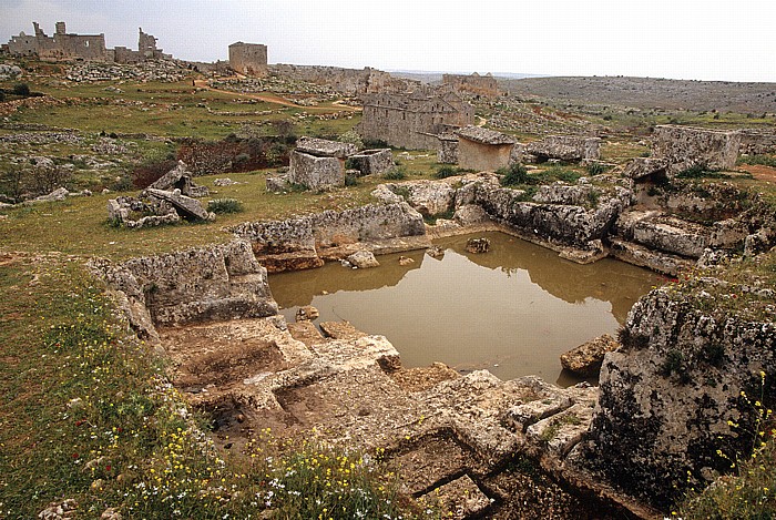 Die Toten Städte: Antike Siedlung im Jebel Zawiya: Gräber Serjilla