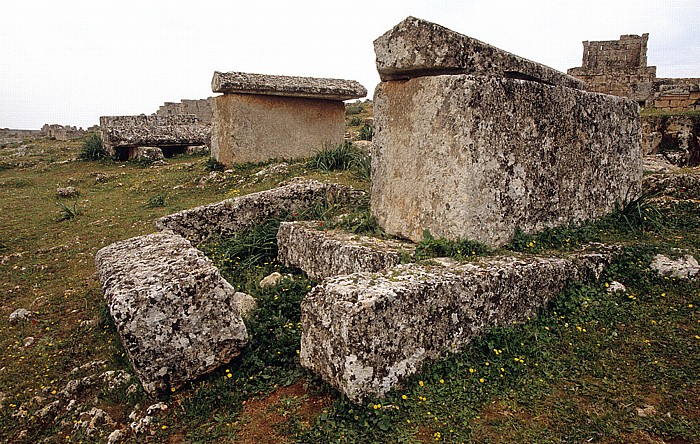 Die Toten Städte: Antike Siedlung im Jebel Zawiya: Gräber Serjilla