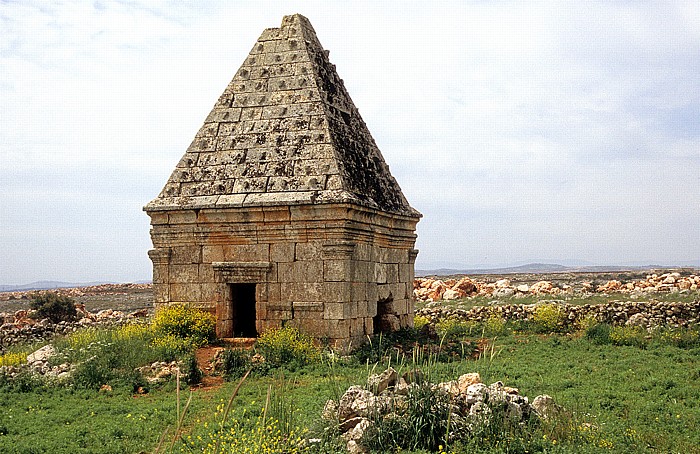 Die Toten Städte: Grabdenkmal mit Pyramidenkrone Serjilla