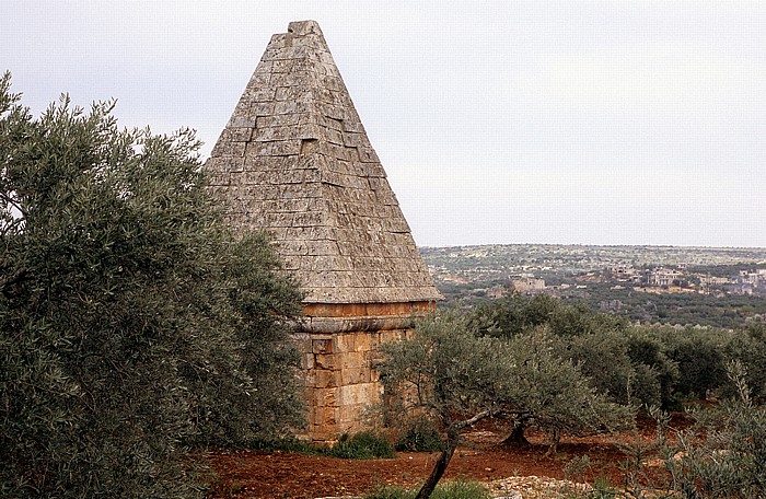 Al-Qafr Die Toten Städte: Ruinengelände von Al-Bara: Grabdenkmal mit Pyramidenkrone