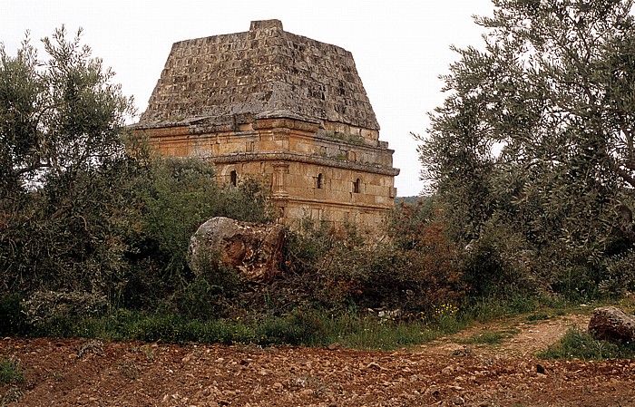 Die Toten Städte: Ruinengelände von Al-Bara: Grabdenkmal mit Pyramidenkrone Al-Qafr