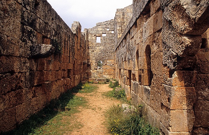 Al-Qafr Die Toten Städte: Ruinengelände von Al-Bara: Klosteranlage Deir Sabat (6. Jh.)