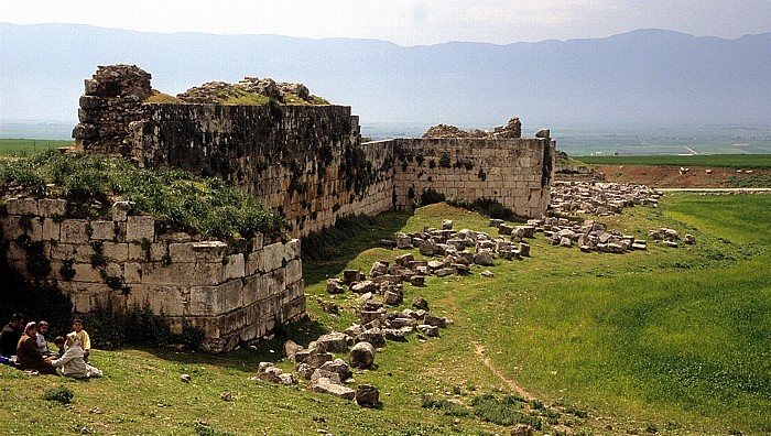 Ruinengelände: Stadtmauer Apameia am Orontes