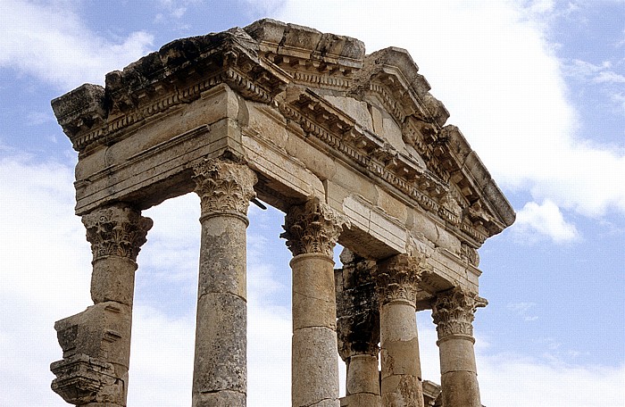 Ruinengelände: Säulenstraße mit Portikus Apameia am Orontes