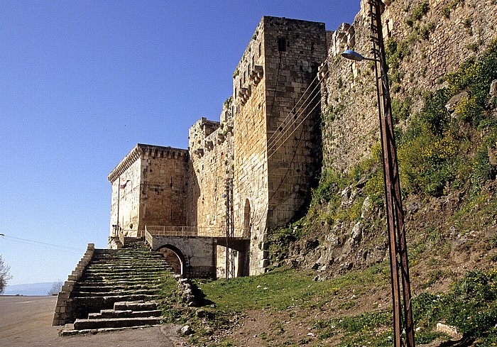 Krak des Chevaliers: Unterburg (mit östlichem Toraufgang, Treppenrampe, Ostportal, südlichem Zwinger) Tell Kalach