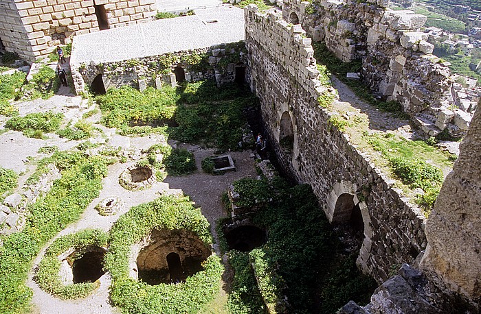 Tell Kalach Krak des Chevaliers: Zwinger, Äußerer Mauerring