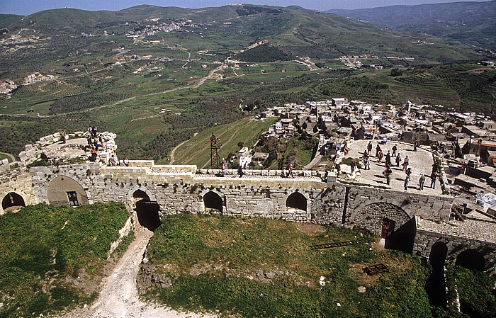 Tell Kalach Krak des Chevaliers: Blick von der Oberburg auf den Zwinger und den Äußeren Mauerring