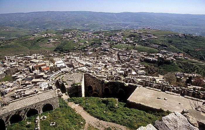 Tell Kalach Krak des Chevaliers: Blick von der Oberburg auf den Zwinger und den Äußeren Mauerring