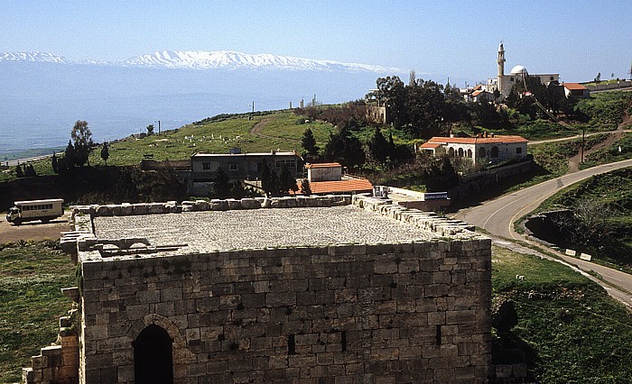 Krak des Chevaliers: Blick von der Oberburg auf den Turm des Sultans (Südturm) Tell Kalach