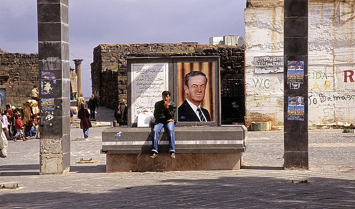 Bosra Platz vor dem Römischen Theater: Denkmal für den ehem. syrischen Präsidenten Hafiz al-Assad