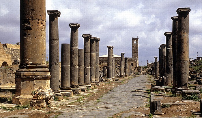 Ruinengelände: Säulen des Nymphäums Bosra